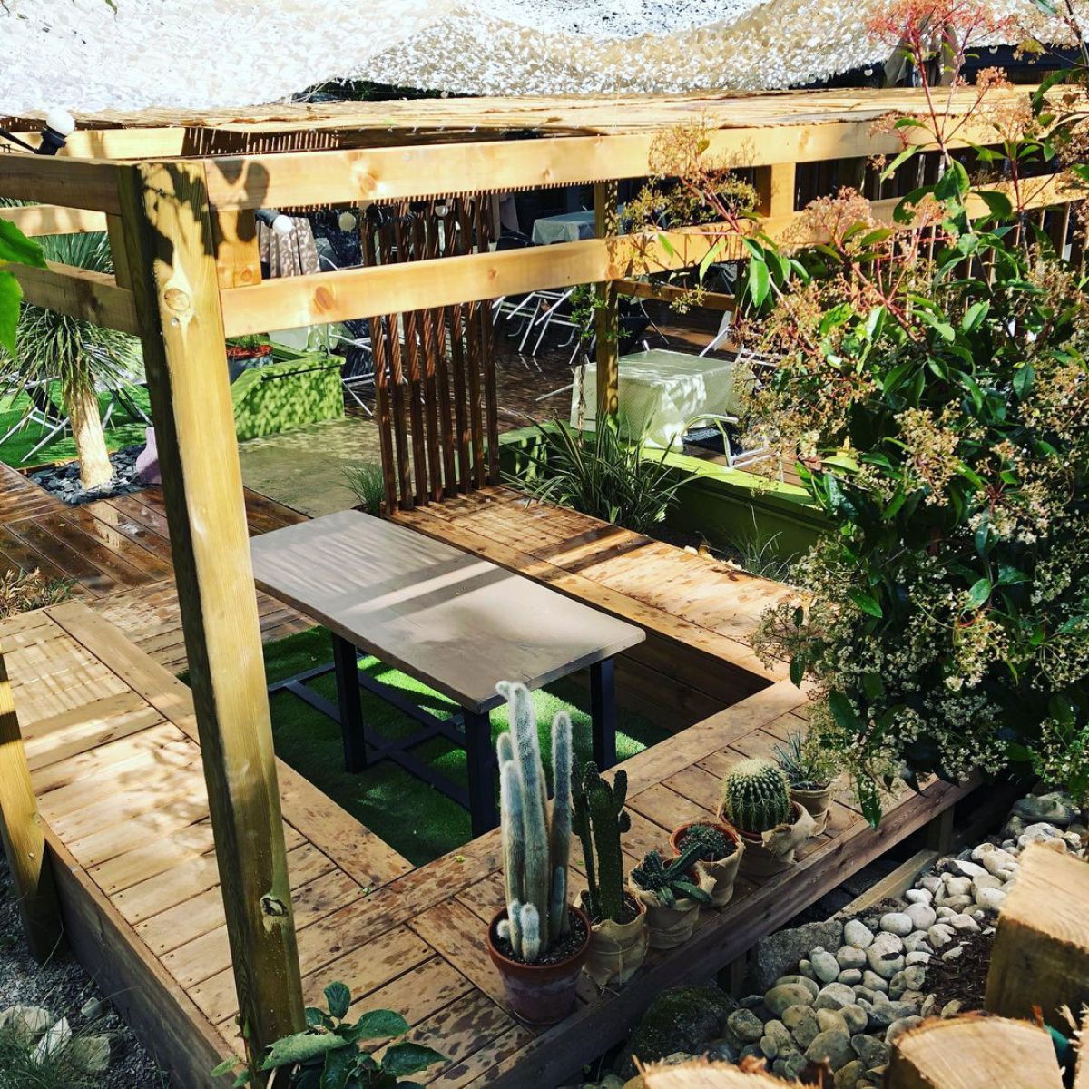 Terrasse de restaurant en bois Thomas Sograma Matériaux